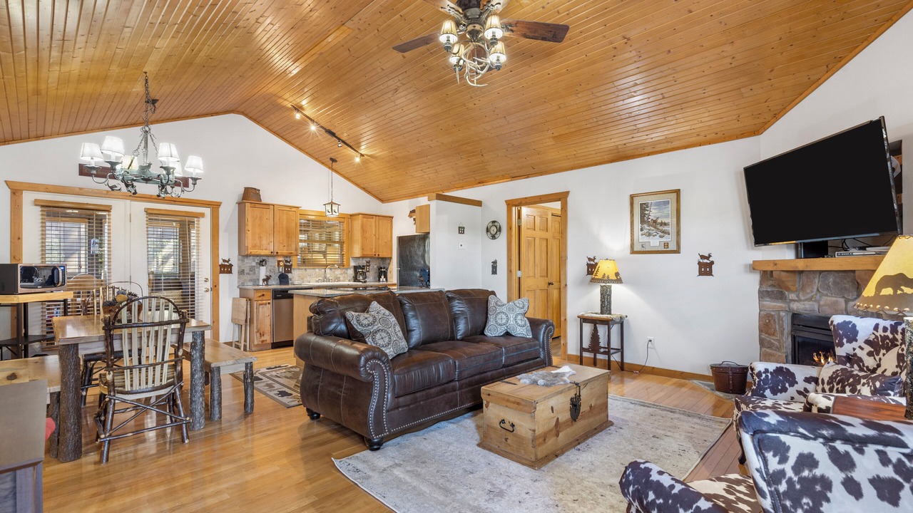 Photo of Bedroom in Reeds Spring