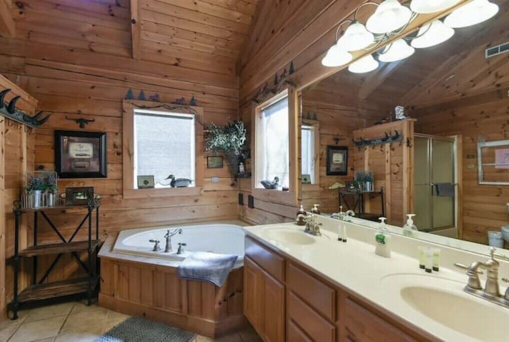 Photo of Bathroom in Branson Cedars