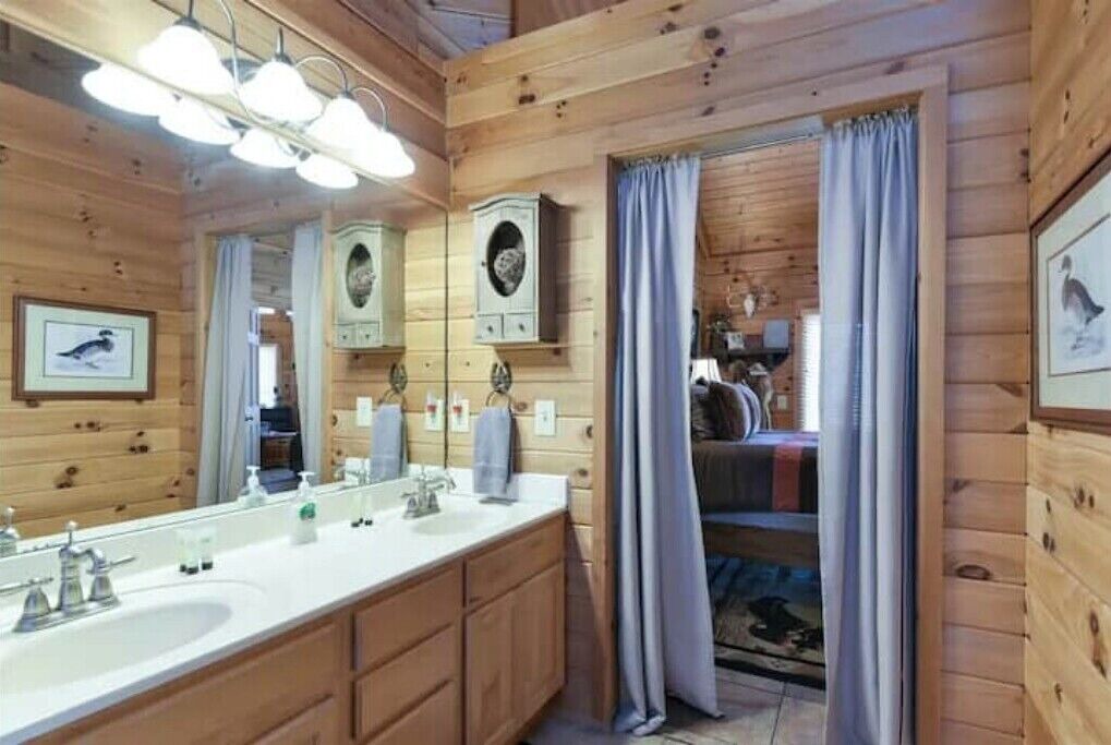 Photo of Bathroom in Branson Cedars