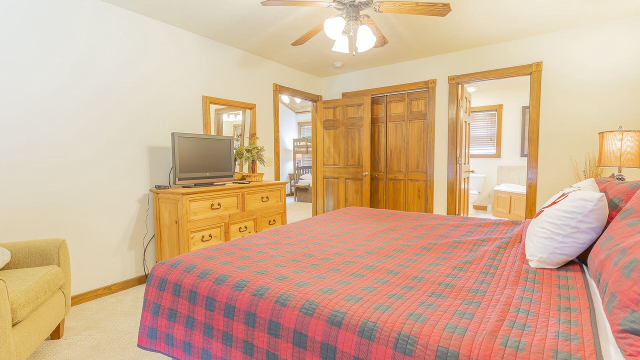 Photo of Bedroom in Reeds Spring