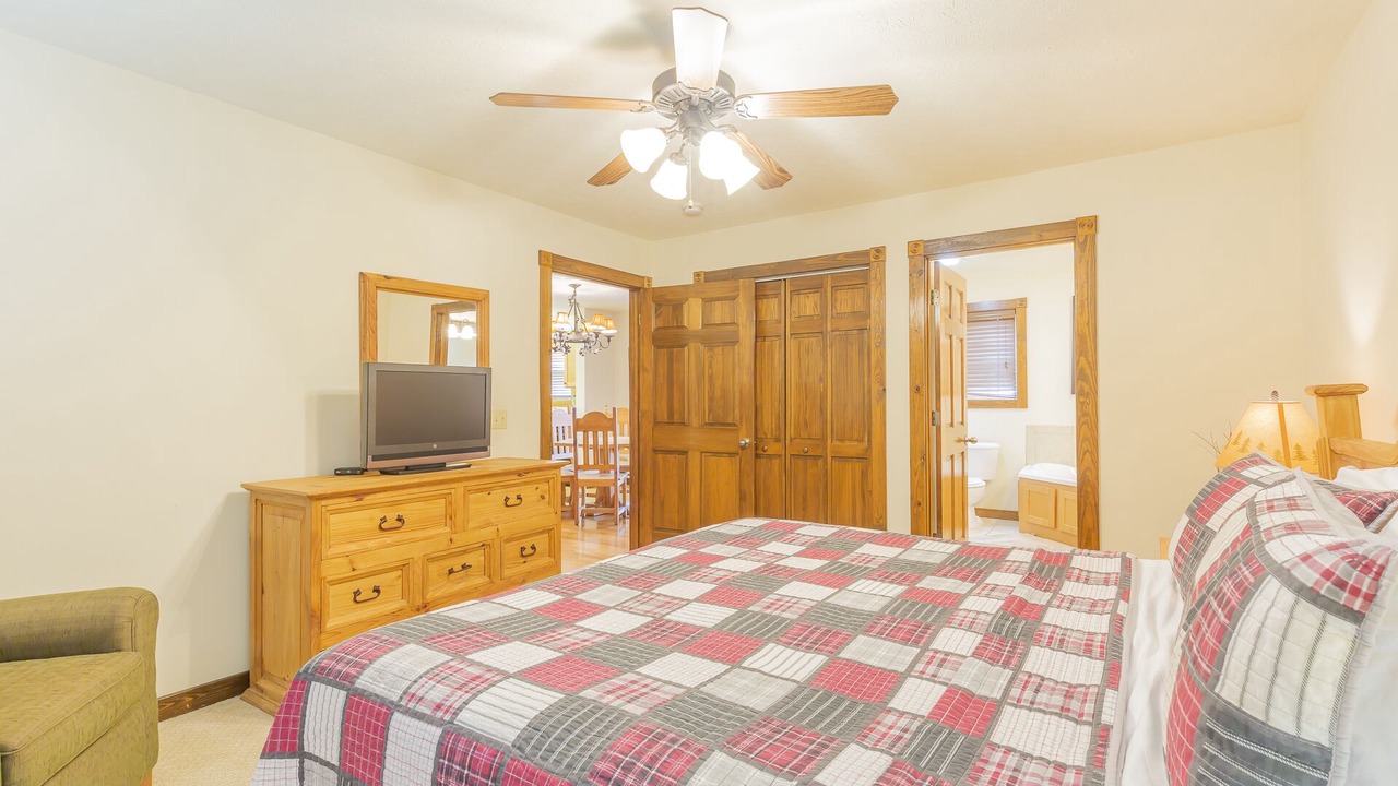 Photo of Bedroom in Reeds Spring