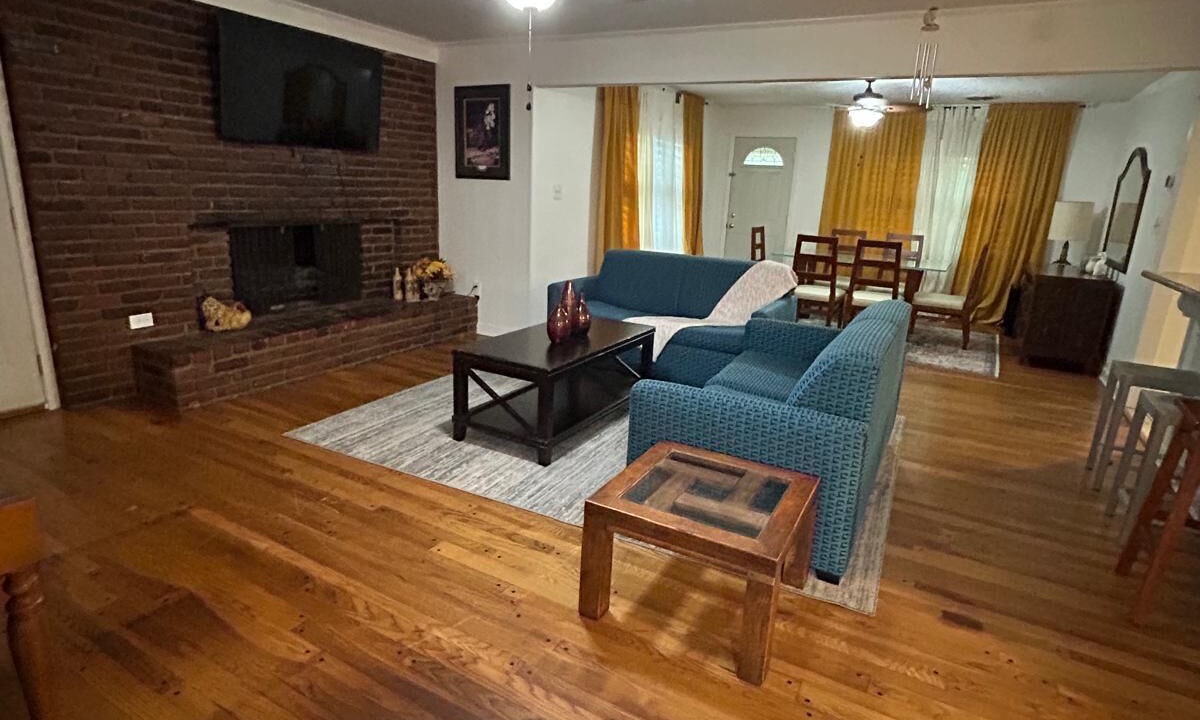 Photo of Livingroom in East Memphis