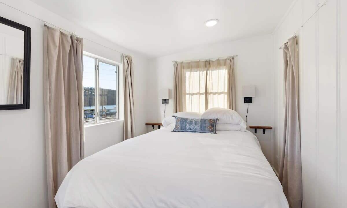 Photo of Bedroom in Rockaway Beach