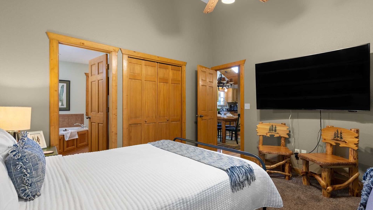 Photo of Bedroom in Reeds Spring