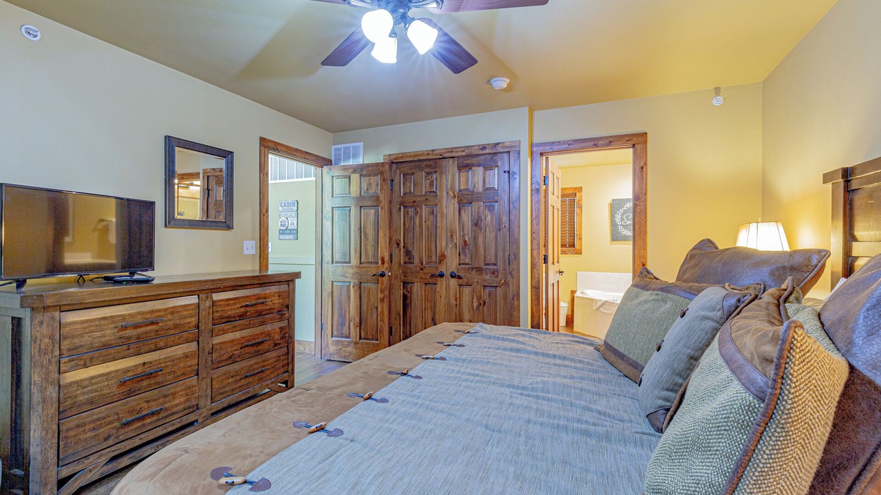 Photo of Bedroom in Reeds Spring