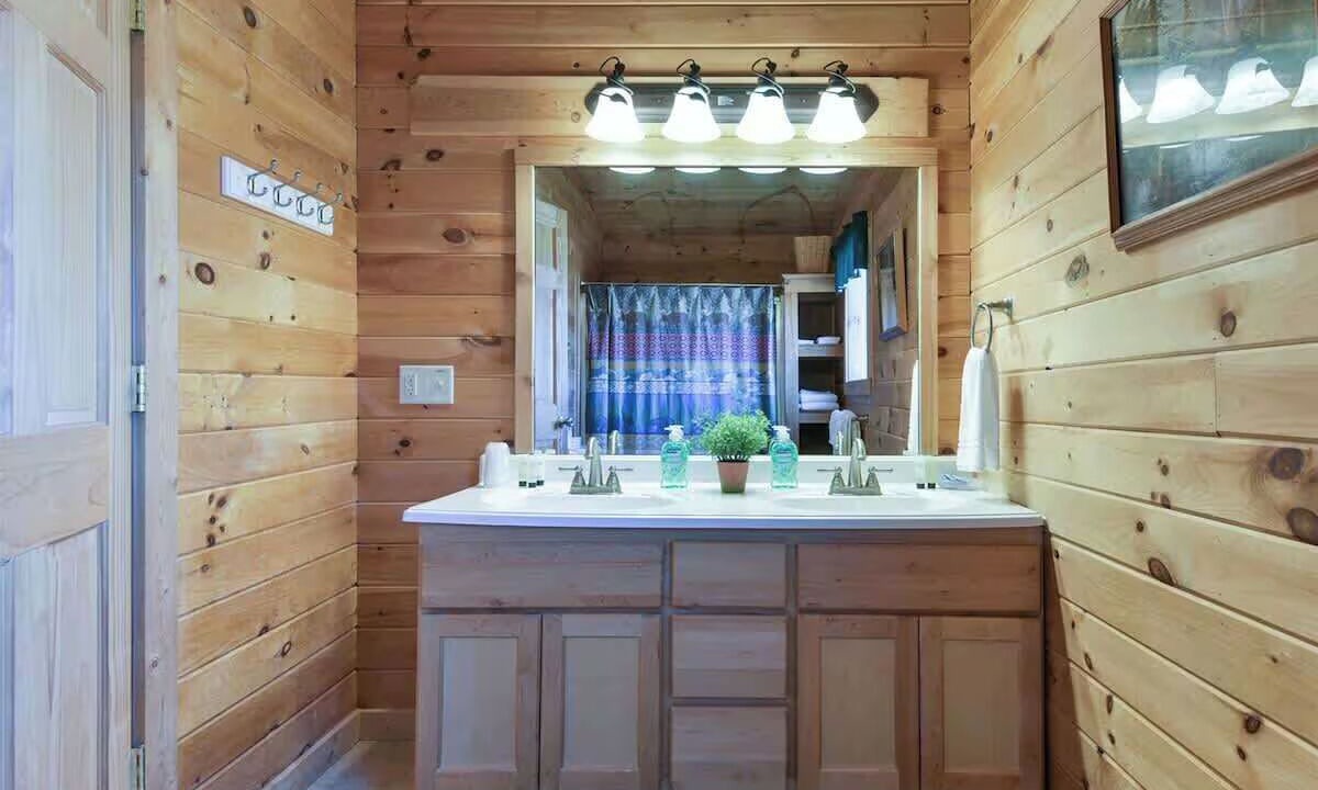 Photo of Bathroom in Branson Cedars