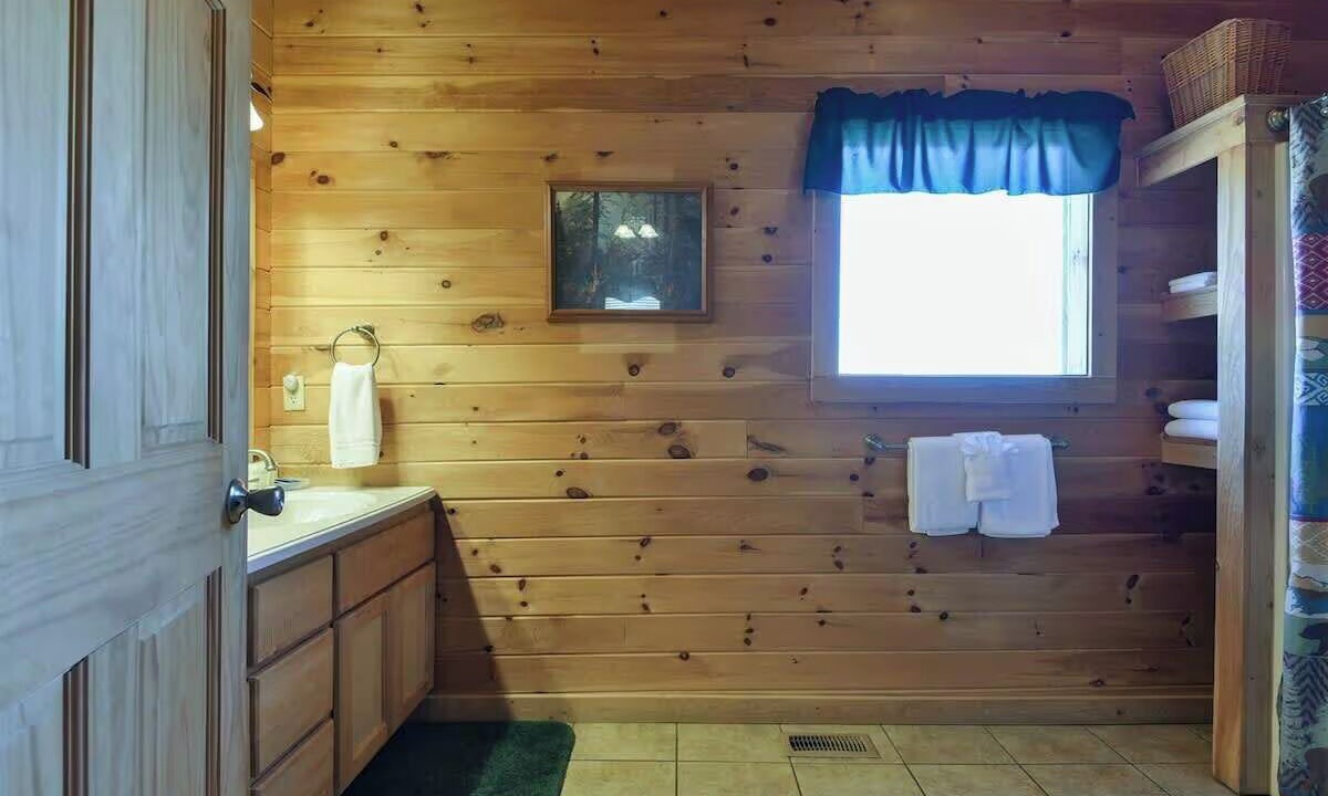 Photo of Bathroom in Branson Cedars