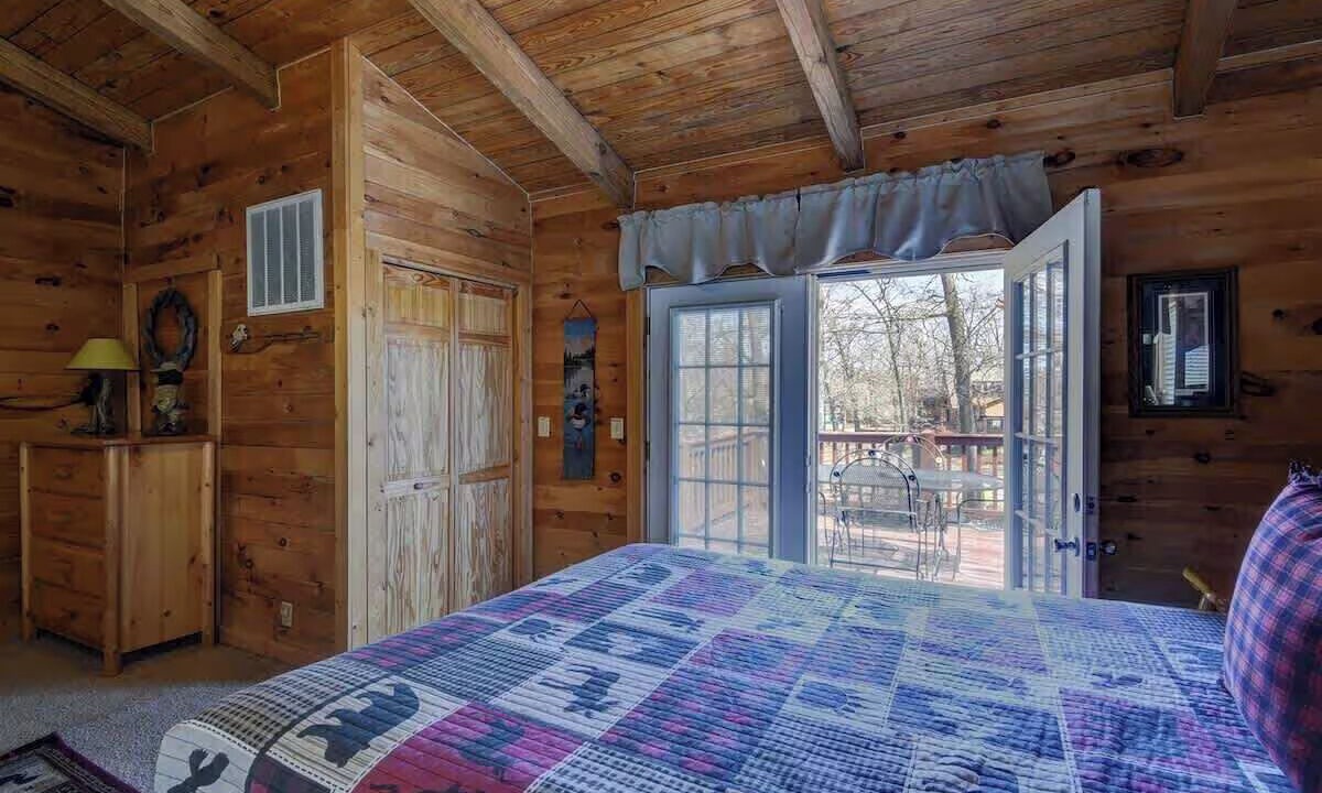 Photo of Bedroom in Branson Cedars