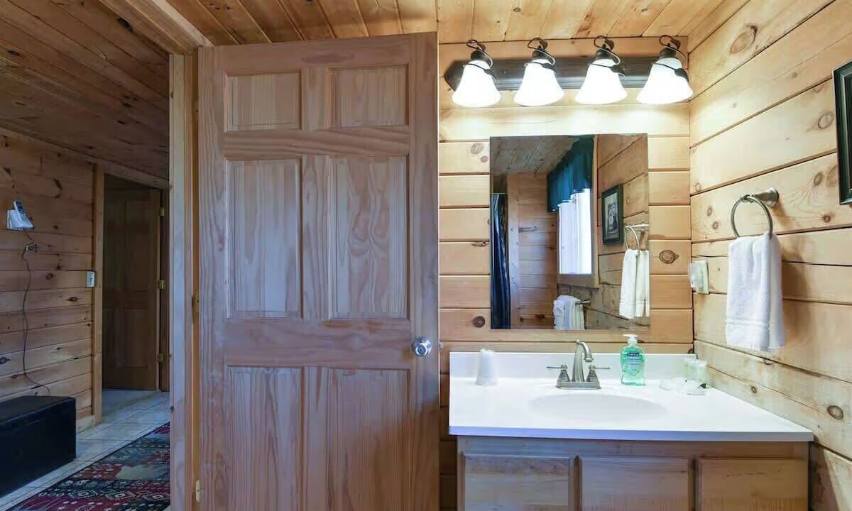 Photo of Bathroom in Branson Cedars