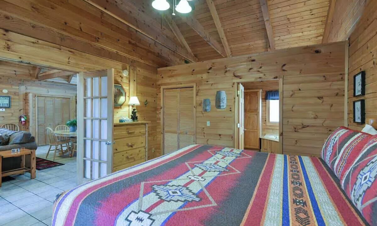 Photo of Bedroom in Branson Cedars