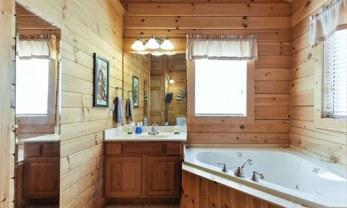 Photo of Bathroom in Branson Cedars