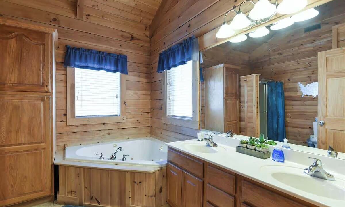 Photo of Bathroom in Branson Cedars