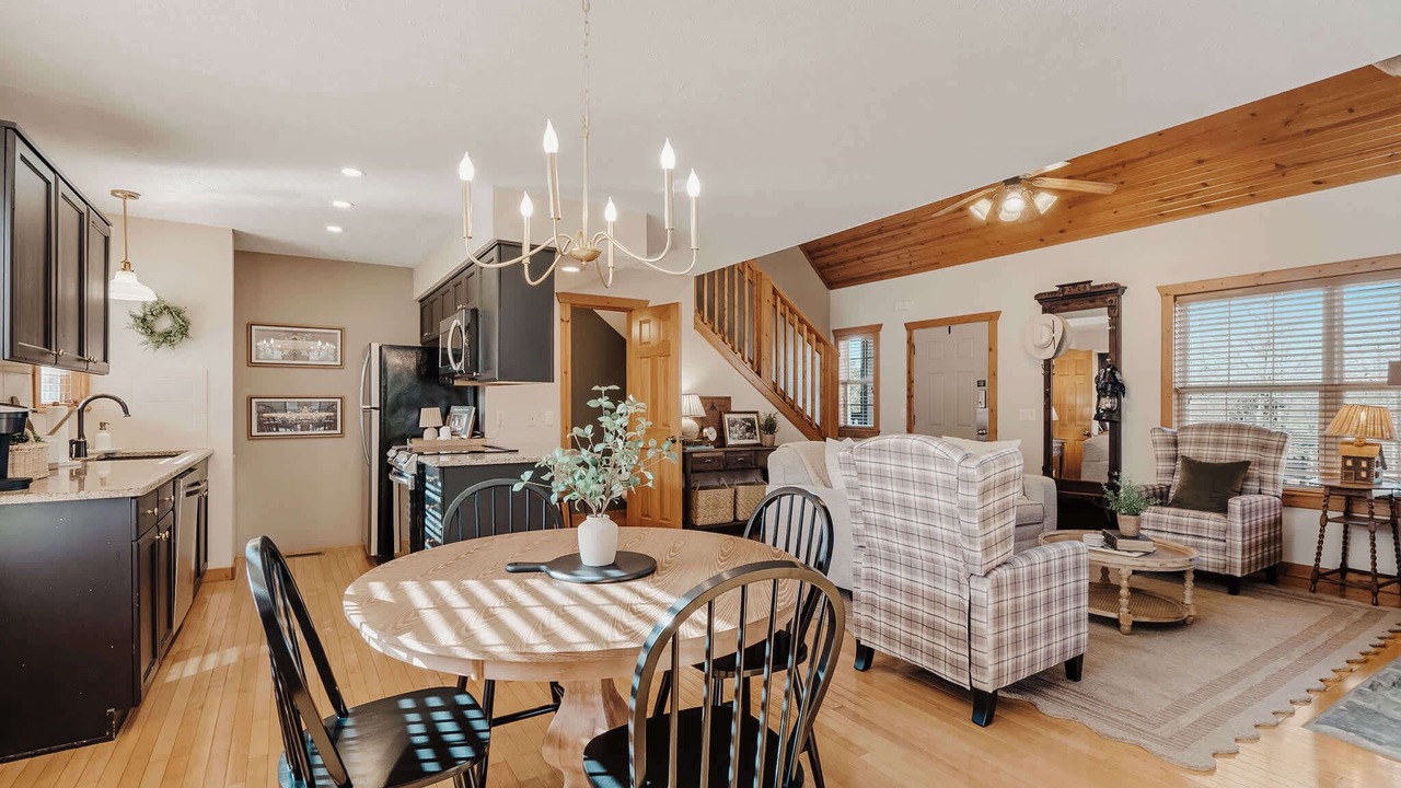 Photo of Bedroom in Reeds Spring
