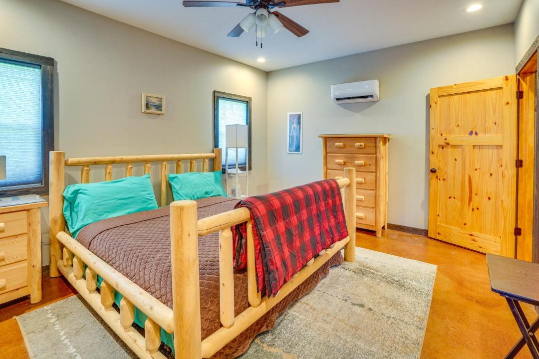 Photo of Bedroom in Grand Rivers
