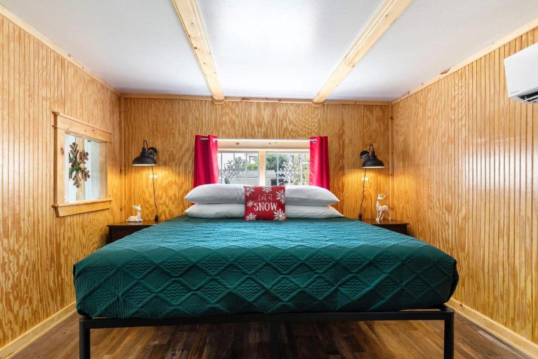 Photo of Bedroom in Rockaway Beach