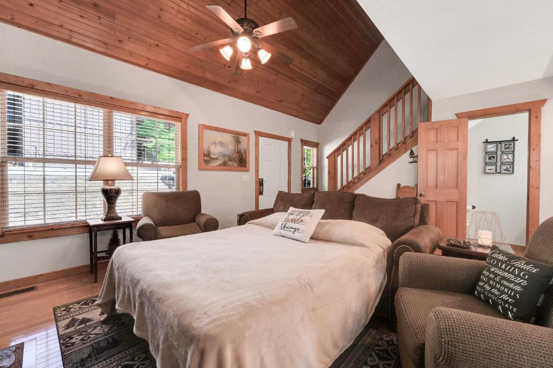 Photo of Bedroom in Reeds Spring