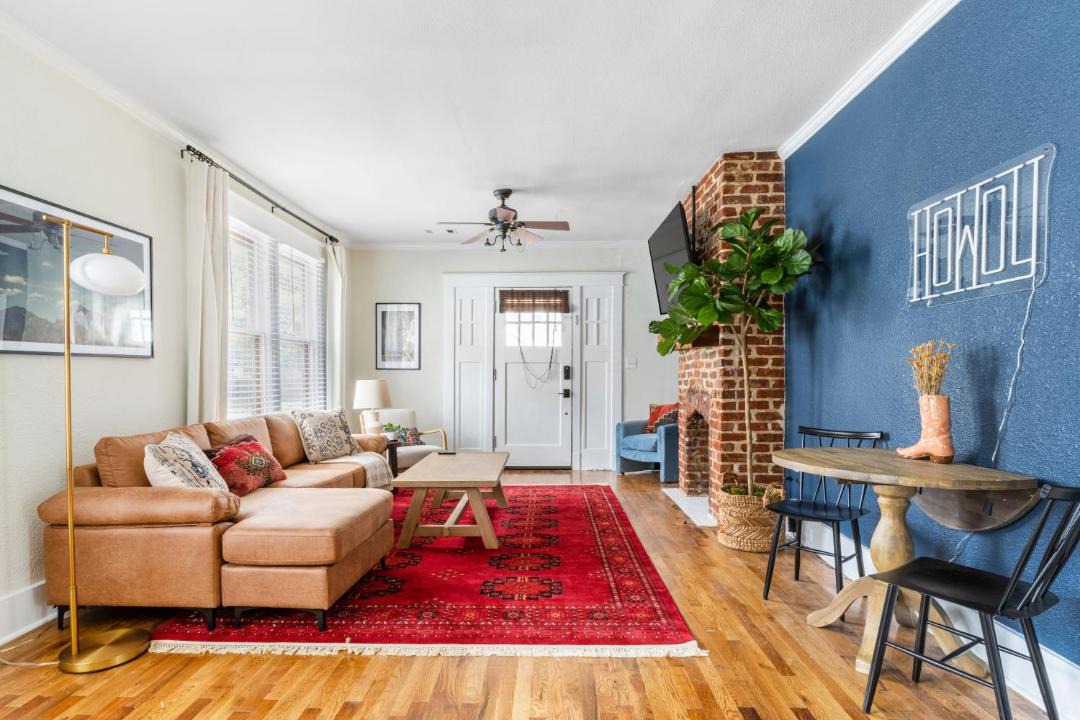 Photo of Livingroom in Crosstown