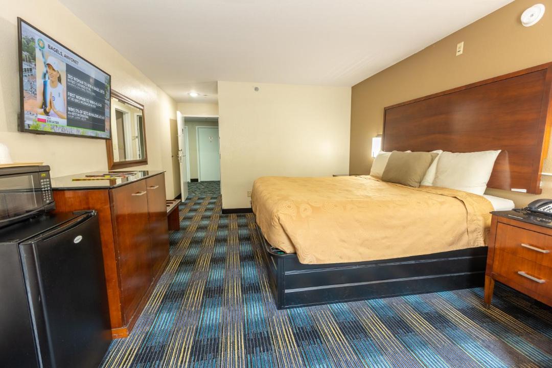 Photo of Bedroom in Branson Theater District