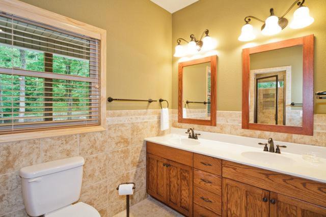 Photo of Bathroom in Cosby