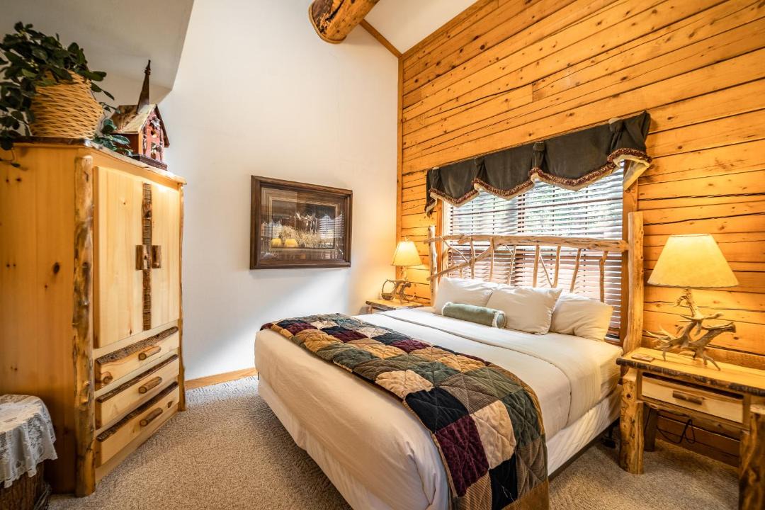 Photo of Bedroom in Branson Theater District