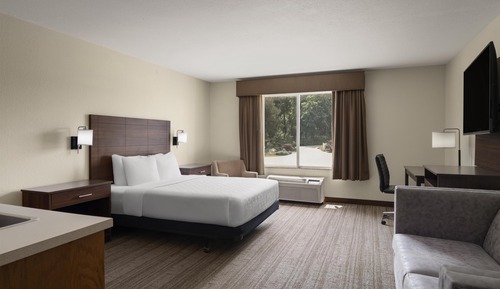 Suite, 1 Queen Bed, Accessible, Bathtub (Parking Level)