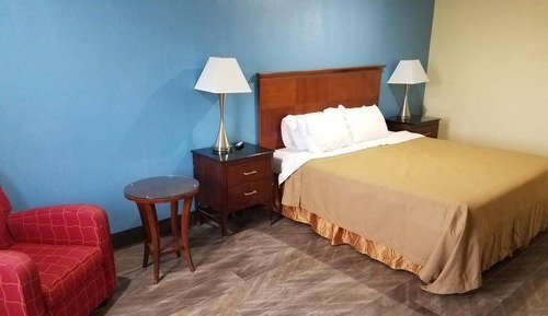 1 Queen Bed
