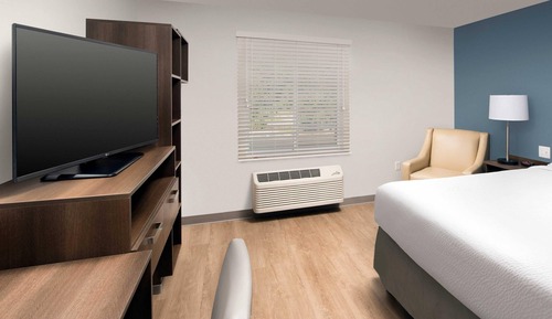 Suite, 1 Queen Bed, Roll-in Shower, Non Smoking