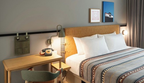 Room, 1 King Bed, Hearing Accessible (Transfer Shower)