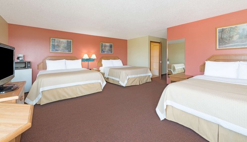 Studio Suite, Multiple Beds, Non Smoking (3 Queen Beds)