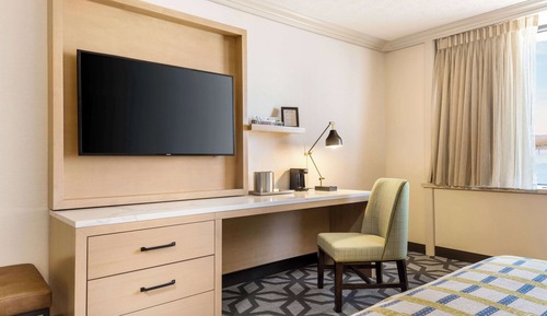 Deluxe Room, 1 King Bed, Accessible, Non Smoking (Mobility, West Tower)