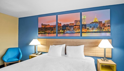 Suite, 1 Queen Bed, Non Smoking (Efficiency, Second Floor)