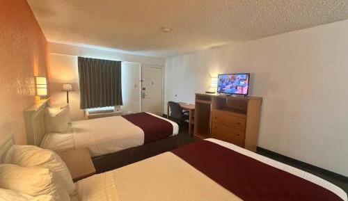 2 Queen Beds Smoking with Kitchenette