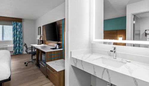 King Room with Tub - Disability Access/Non Smoking/Interior Hall