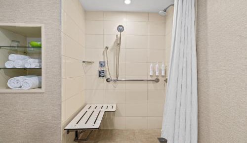 King Room with Adapted Tub - Mobility Accessible