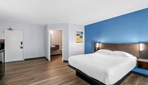 Queen Room with Roll-In Shower - Disability Access/Non Smoking/Pet Friendly