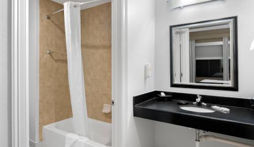Queen Suite with Two Queen Beds - Non-Smoking