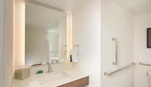 King Room with Bath Tub - Mobility Access