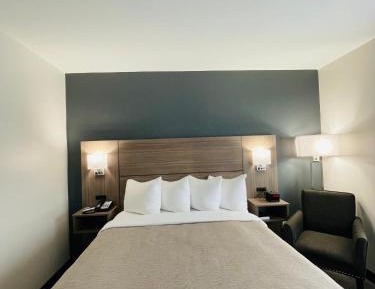 Queen Room - Accessible/Non-Smoking/Pet Friendly
