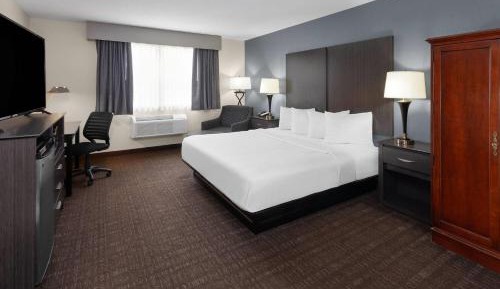 King Room with Tub and Grab Bars - Mobility/Hearing Accessible - Non-Smoking