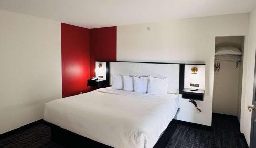 King One-Bedroom Suite - Track View/Non-Smoking