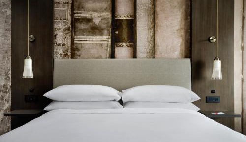 1 King Bed, Guest Room