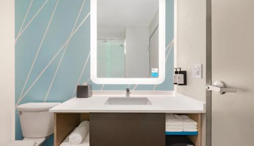Standard Queen Room with Two Queen Beds and Tub - Mobility/Communications Accessible