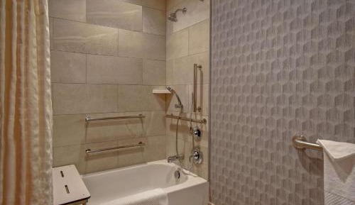 One-Bedroom King Suite with Batch Tub - Mobility Access