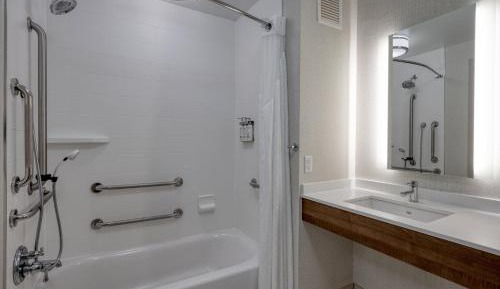 King Suite - Mobility Accessible with Tub