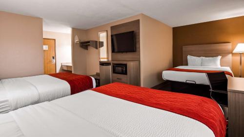 Queen Room with Three Queen Beds - Non-Smoking