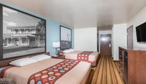 Queen Room with Two Queen Beds - Non-Smoking