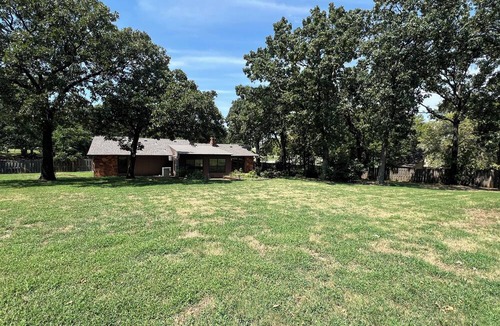 Jenks House | 3-bedroom w/HUGE backyard, <1 mile from Spain Ranch and 5 minutes from Jenks!