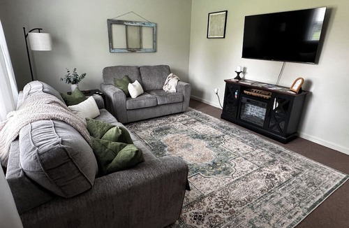 Henderson Apartment | Forget your worries in this spacious, updated and serene space.