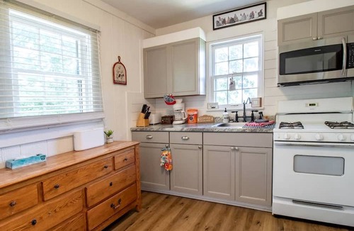 Columbia Cottage | Large, Farmhouse Style Cottage near Lake Cumberland State Resort Park, Perfect for a Kentucky Summer Holiday