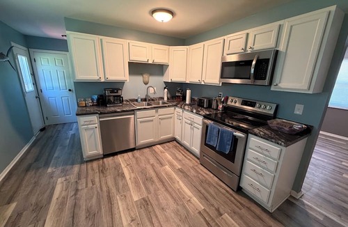 Elsmere House | “Space Between The Faith” 5 Bedroom home/sleeps 10 Close to area attractions